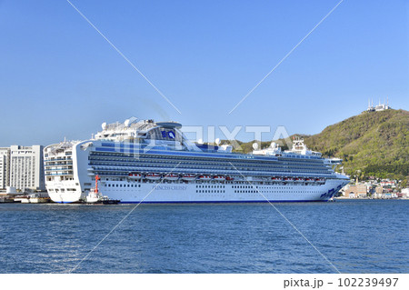 春の北海道函館市函館港に寄港接岸作業するクルーズ船ダイヤモンドプリンセス号の風景を撮影の 春の北海道函館市函館港に寄港接岸作業するクルーズ船ダイヤモンドプリンセス号の風景を撮影の 102239497