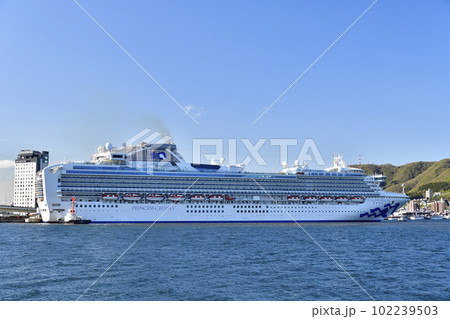 春の北海道函館市函館港に寄港接岸作業するクルーズ船ダイヤモンドプリンセス号の風景を撮影の 102239503