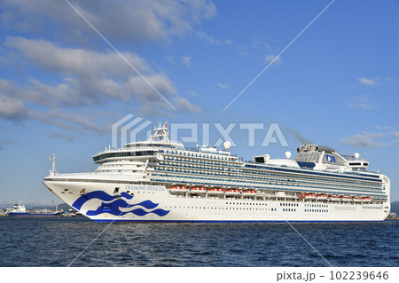 春の北海道函館市函館港に入港するクルーズ船ダイヤモンドプリンセス号の風景を撮影 102239646