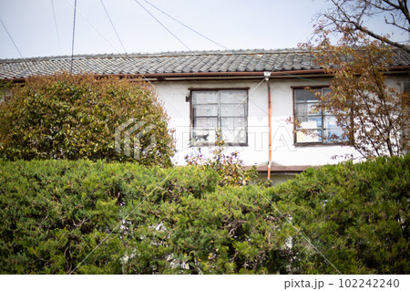 京都市内にある古い家屋 102242240