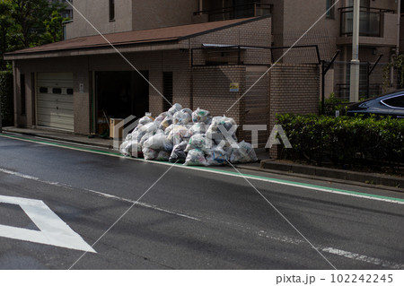 道端に捨てられたごみ袋 道端に捨てられたごみ袋 102242245