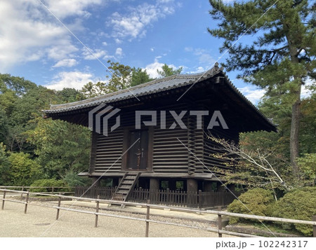 奈良県のお寺、唐招提寺の国宝の宝蔵です。 奈良県のお寺、唐招提寺の国宝の宝蔵です。 102242317