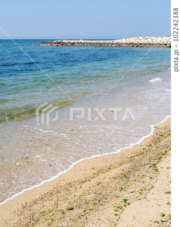 播磨灘と砂浜。(兵庫県明石市内の海岸。) 102242388