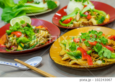 ベトナム風焼きそば 麺類3品 ベトナム風焼きそば 麺類3品 102243067
