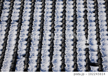 雪解けの屋根の雪 102243814