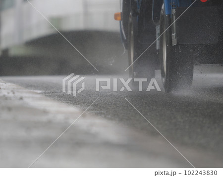 雨の日に水しぶきを上げて走り去るトラック 雨の日に水しぶきを上げて走り去るトラック 102243830