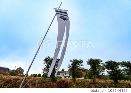 長野県木曽町　道の駅日義木曽駒高原にある木曽義仲旗揚げの地のイメージの旗 102244525