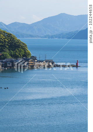 新緑の伊根の舟屋群 102244658