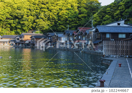 新緑の伊根の舟屋群 102244667