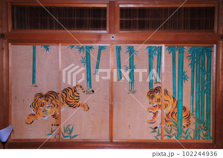 逆井城主殿に上がると豪華なふすま絵があった 逆井城主殿に上がると豪華なふすま絵があった 102244936