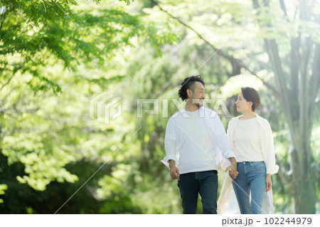 新緑の中夫婦で仲良く手をつないで歩く 新緑の中夫婦で仲良く手をつないで歩く 102244979