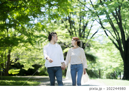 新緑の中夫婦で仲良く手をつないで歩く 新緑の中夫婦で仲良く手をつないで歩く 102244980