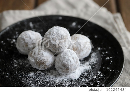 米粉で作ったスノーボールクッキー　グルテンフリーのお菓子 102245484