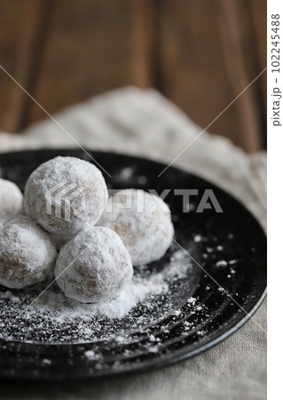 米粉で作ったスノーボールクッキー グルテンフリーのお菓子 米粉で作ったスノーボールクッキー グルテンフリーのお菓子 102245488
