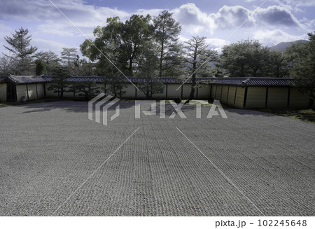寺院の庭 102245648