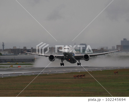 雨の日に水しぶきをあげながら離陸していく旅客機 雨の日に水しぶきをあげながら離陸していく旅客機 102245694