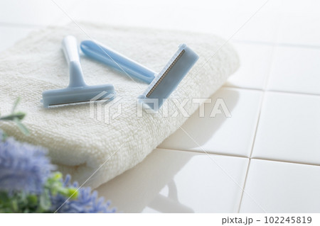 水色の女性用カミソリ　ムダ毛処理のイメージ素材 102245819