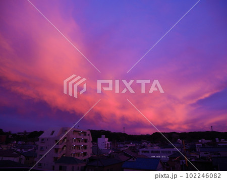 町を覆う幻想的で神々しい夕方の空 町を覆う幻想的で神々しい夕方の空 102246082