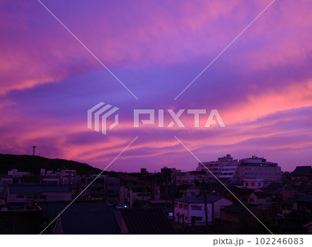 町を覆う幻想的で神々しい夕方の空 102246083