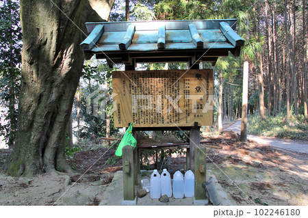 真柱一本で立つ葛城市にある奈良県指定有形民俗文化財　傘堂 102246180