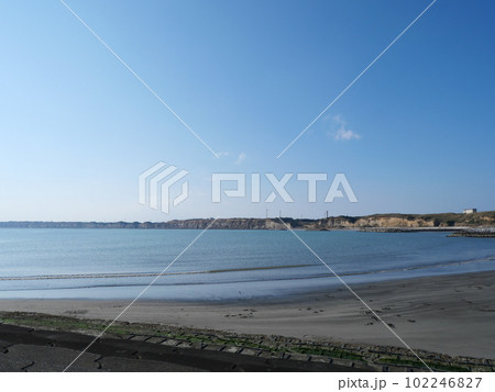 太陽照らす砂浜ビーチと海岸と防波堤 太陽照らす砂浜ビーチと海岸と防波堤 102246827