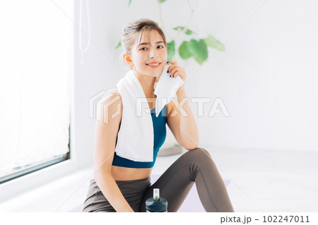 タオルで汗を拭く女性 102247011