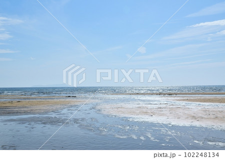 晴れた日の父母ヶ浜の風景　香川 102248134