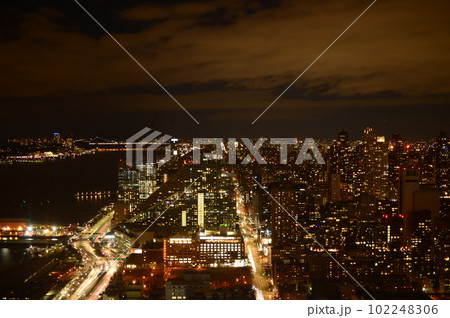 マンハッタンとハドソン川 102248306