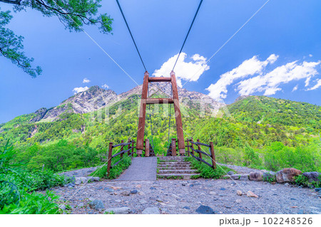 【絶景】初夏の上高地の明神岳と明神橋【長野県】 【絶景】初夏の上高地の明神岳と明神橋【長野県】 102248526