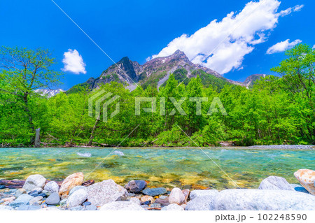 【絶景】初夏の上高地【長野県】 【絶景】初夏の上高地【長野県】 102248590