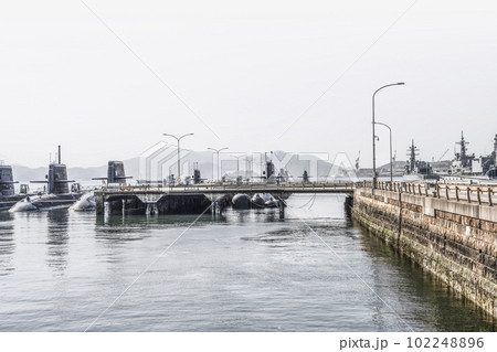 呉市公園「アレイからすこじま」から見る港風景 102248896