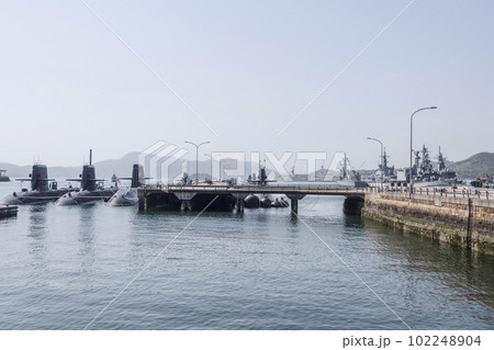 呉市公園「アレイからすこじま」から見る港風景 102248904