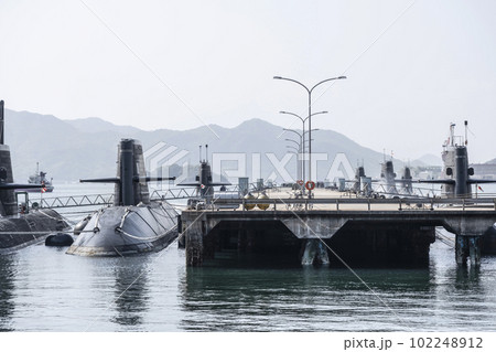 呉市公園「アレイからすこじま」から見る港風景 呉市公園「アレイからすこじま」から見る港風景 102248912