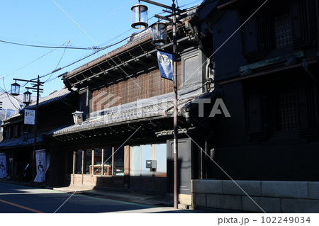 レトロな蔵造りの建物の並ぶ小江戸川越の風景 102249034