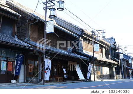 レトロな蔵造りの建物の並ぶ小江戸川越の風景 102249036