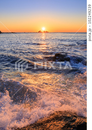 神奈川真鶴_三ツ石からの夜明けの風景 102249239