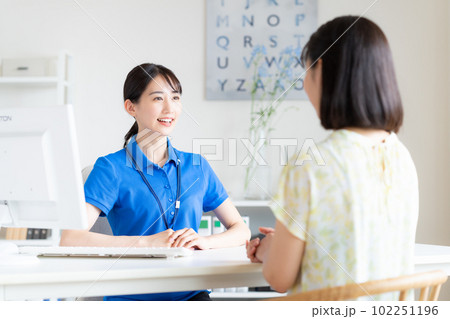 若い女性に営業するスタッフ 若い女性に営業するスタッフ 102251196