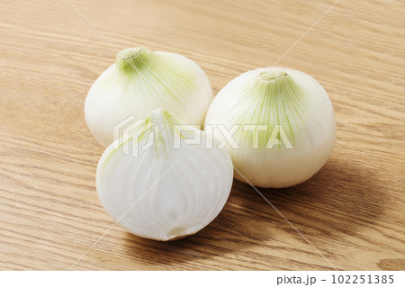 新たまねぎ　穫れたての玉葱　新タマネギ　新玉ねぎ　イメージ素材 102251385