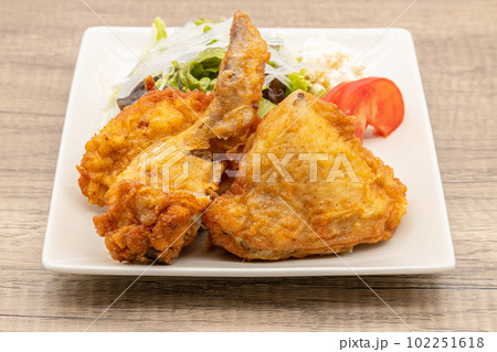 白い皿に盛り付けられたフライドチキン の写真素材 [102251618] - PIXTA