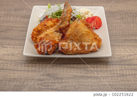 白い皿に盛り付けられたフライドチキン の写真素材 [102251622] - PIXTA