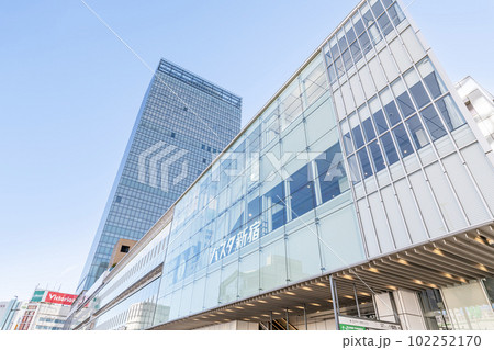 東京都新宿区　快晴のJR新宿駅（甲州街道改札側）から見るJR新宿ミライナタワーとバスタ新宿 102252170