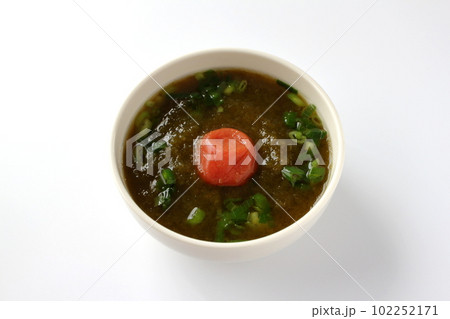 とろろ昆布と梅干しのスープ 102252171
