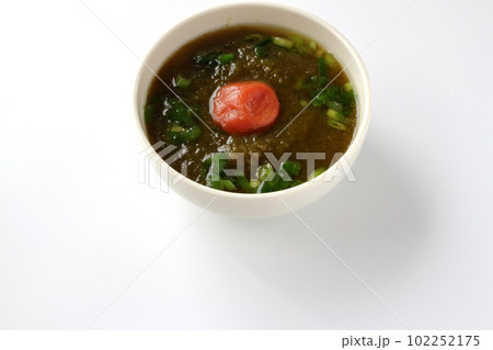 とろろ昆布と梅干しのスープ とろろ昆布と梅干しのスープ 102252175