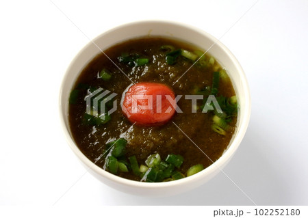 とろろ昆布と梅干しのスープ 102252180