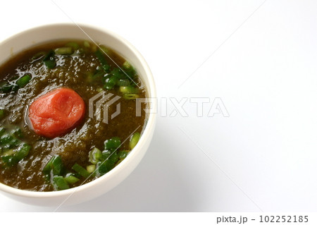 とろろ昆布と梅干しのスープ とろろ昆布と梅干しのスープ 102252185