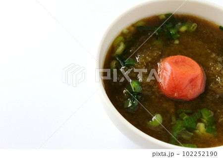 とろろ昆布と梅干しのスープ 102252190