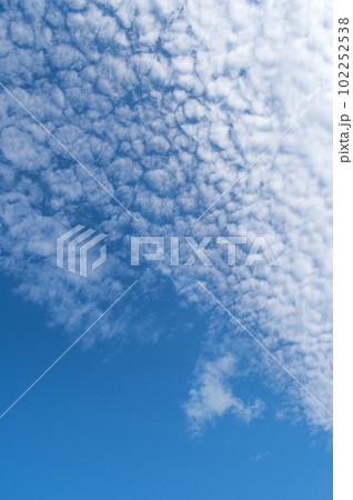 秋空イメージ【うろこ雲】 102252538