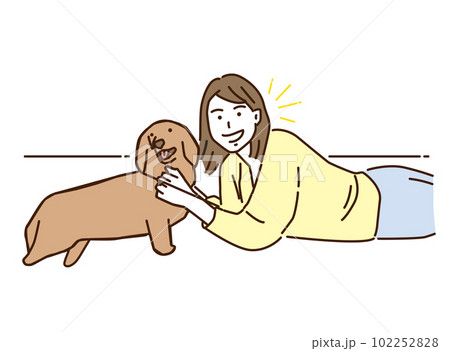 愛犬と寝転ぶ若い女性 愛犬と寝転ぶ若い女性 102252828