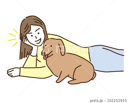 愛犬と寝転びながら話しかける若い女性 愛犬と寝転びながら話しかける若い女性 102252933