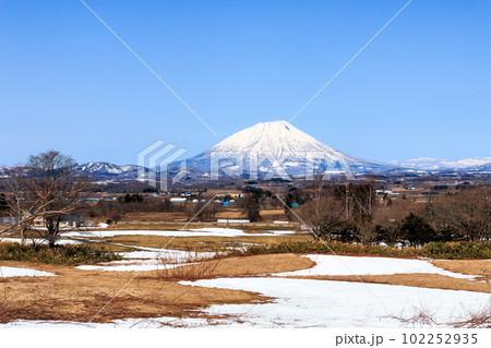 北海道洞爺湖町、丘の上から眺めた初春の羊蹄山【4月】 102252935